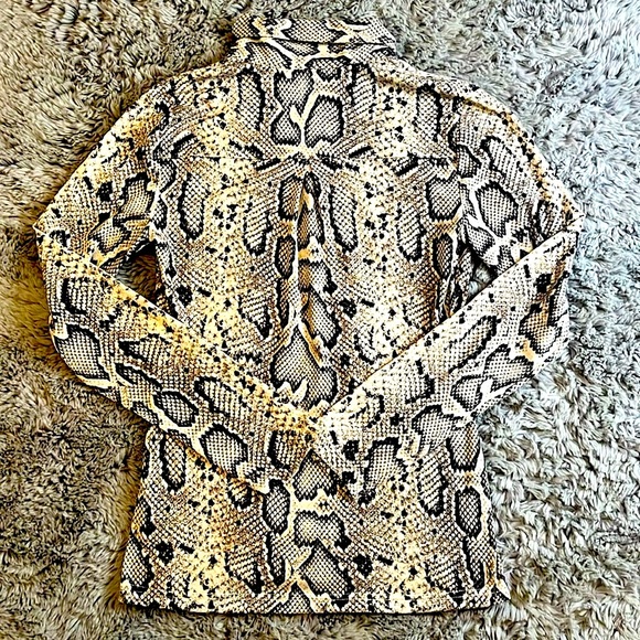 SNAKESKIN 🐍 STYLE BUTTON DOWN LONG SLEEVE - Picture 8 of 8